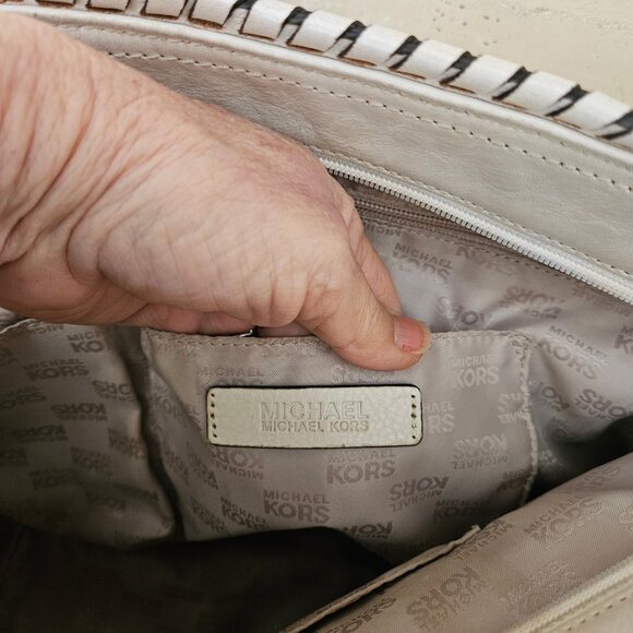 Michael Kors Large Women`s Signature and and white Tote Shoulder bag - Picture 6 of 10